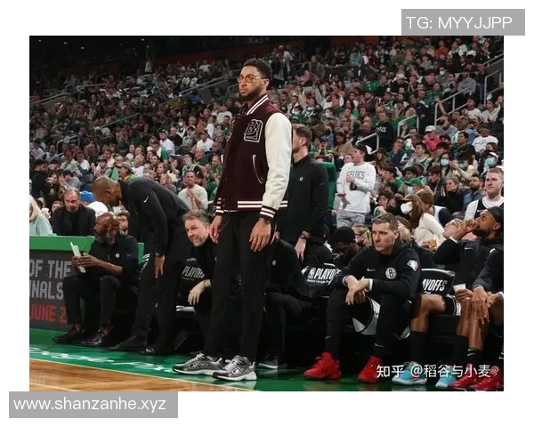 激烈对抗现场赖斯与西蒙斯冲突升级波罗出面引发双方黄牌警告